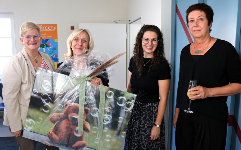 Die Geschäftsführerin der Spessart Klinik, Karin Lüpken, überreichte ein Geschenk zur Eröffnung an BWMK-Geschäftsführerin Mareike Meister (links), BFF-Leitung Carolin Berg (Zweite von rechts) und Iris Fuchs, Leiterin des direct-BZ.