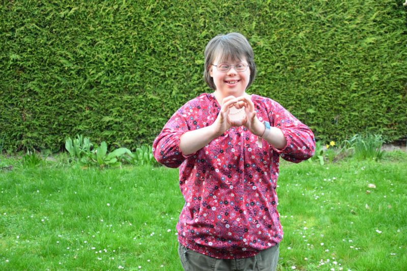 Lisa-Maria M. hat das Down-Syndrom und ist ein fröhlicher, vielseitig interessierter Mensch.