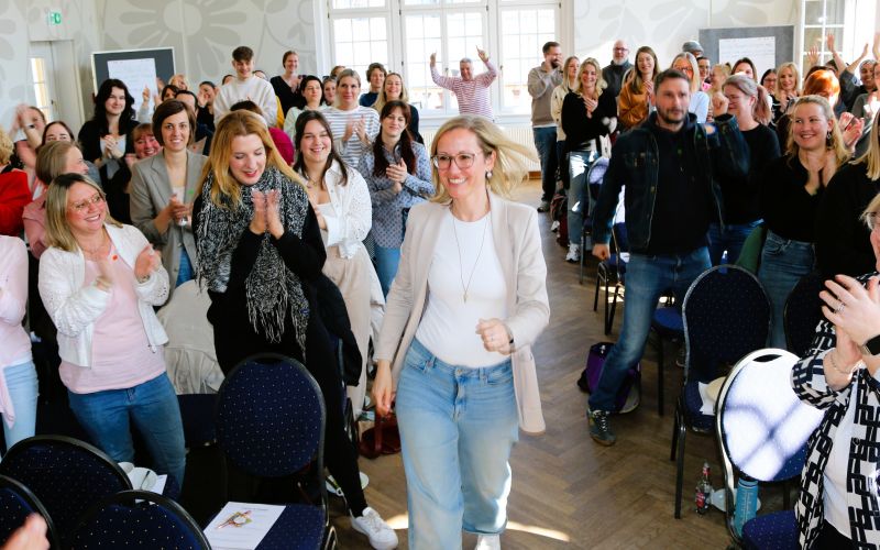 Schwungvoller Fachtag: Referentin Agnes Tausch gab Tipps zum Umgang mit herausforderndem Verhalten von Kindern.