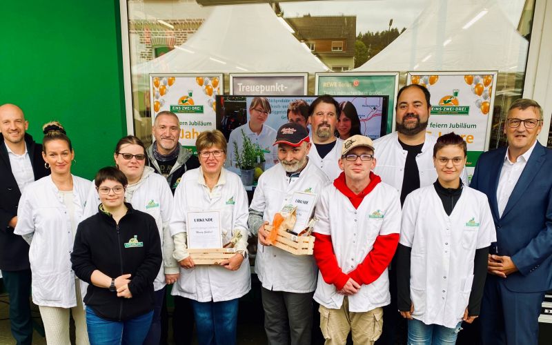 Foto: Mit den Dienstjubilaren Mandy Goldbach und Stefan Neff (Mitte) freuen sich das Team des 1-2-3-Markts in Bad Soden Salmünster sowie Geschäftsführer Martin Berg (rechts) und Bürgermeister Dominik Brasch (links).