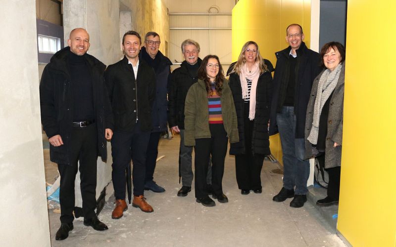 In der Baustelle der Zentralküche (von links)_Dominik Brasch, Artur Kusai, Martin Berg, Thomas Dickert, Charlina Babylon, Stefanie Röder, Dr. Christoph Heim und Sabine Jennert.