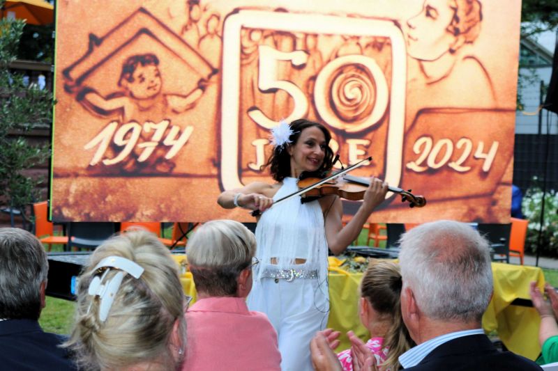 Die Violinistin Katharina Garrard verzauberte die Jubiläumsgäste mit ihrer Musik.