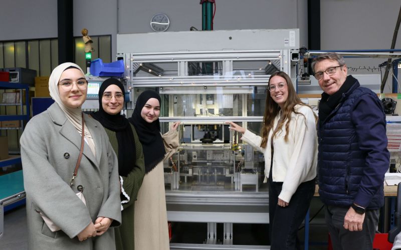 Suna Bölge, Hümeyra Oruç, Birgül Özdemir, Annika Weber und Michael Bothar (von links) in den Steinheimer Werkstätten