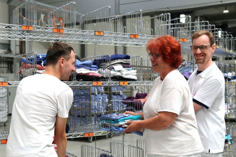 Mit Spaß bei der Arbeit: Heute sind in der Heinzelmännchen-Wäscherei rund 120 Menschen beschäftigt.