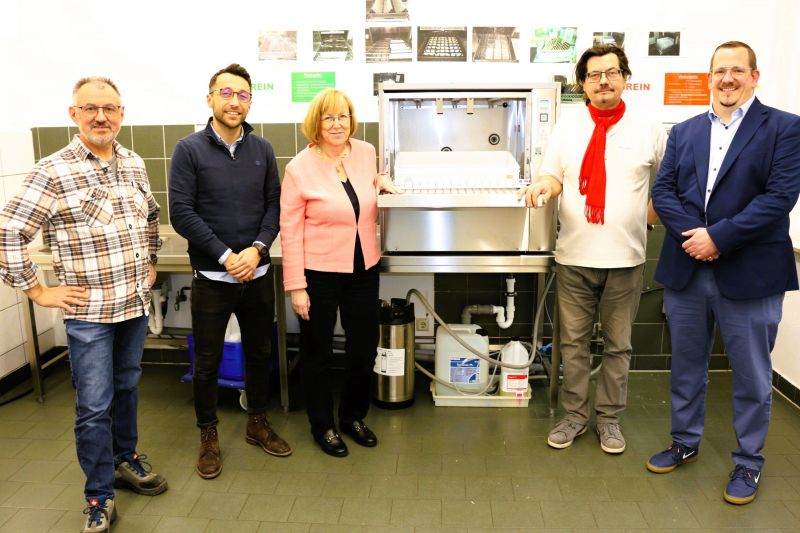 Die neue Spülmaschine ist bereits installiert. Darüber freuen sich (von links):  Anton Habermann, Tuna Moaremoglu, Elke Günther (sfm GmbH), Andreas Hambeck und Patrick Melcher (sfm GmbH).