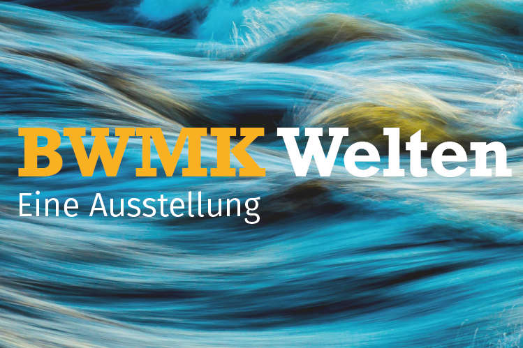 Das Banner zur interaktiven Ausstellung zeigt Meereswellen.