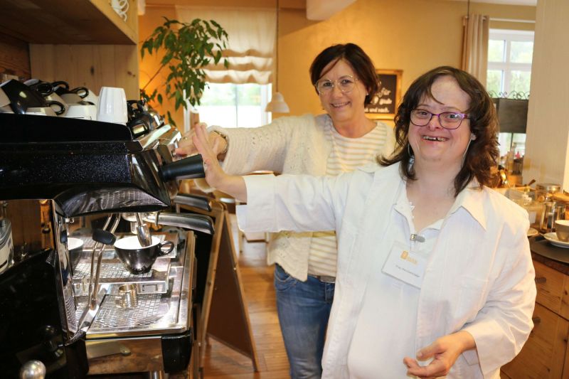 Praktikum in Babsis Café: Elisabeth Herchenröder und Inhaberin Barbara Raab.