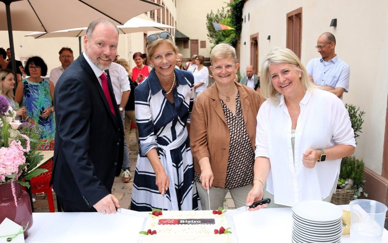 Beim Tortenanschnitt (von links): Christian Litzinger, Clarissa Graz, Mareike Meister und Andrea Behrens.
