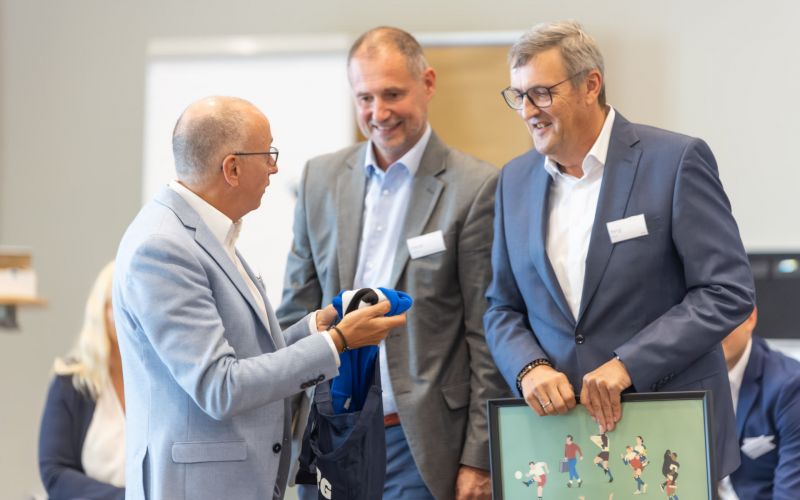 Christoph Hille und Christian Dreiss (von links) von der Landesarbeitsgemeinschaft Werkstätten für behinderte Menschen verabschiedeten Martin Berg nach 25 Jahren Vorstandsarbeit. Foto: Sven Langer