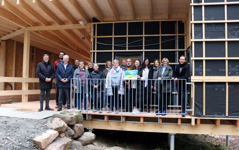 Die Gäste machten sich ein Bild von den beiden Holzhäusern der Waldkita.