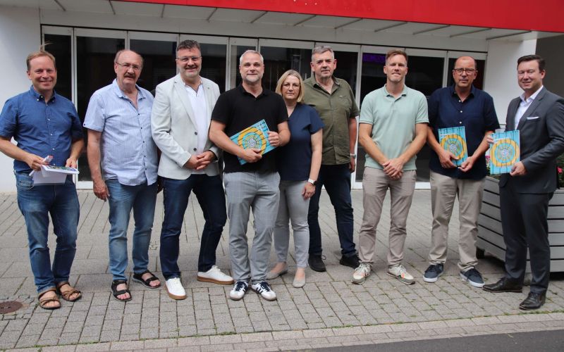Bürgermeister Matthias Möller (parteilos, rechts) zusammen mit Vertretern der Stadt sowie des BWMK vor dem künftigen Café „Lili Marleen“. Foto: Ulrich Schwind