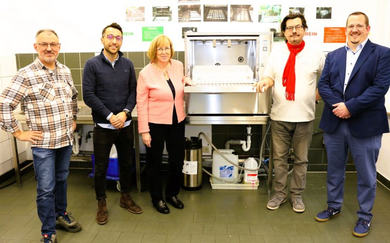 Die neue Spülmaschine ist bereits installiert. Darüber freuen sich (von links):  Anton Habermann, Tuna Moaremoglu, Elke Günther (sfm GmbH), Andreas Hambeck und Patrick Melcher (sfm GmbH).