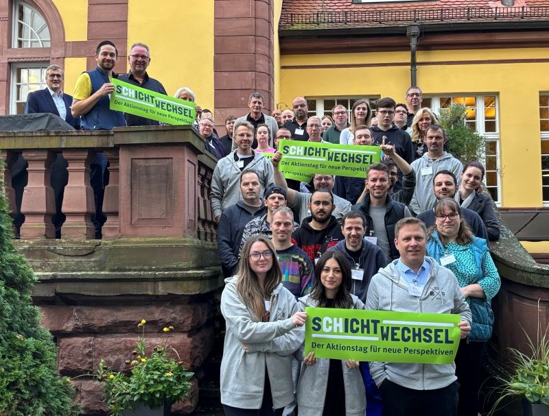 Die Teilnehmer:innen des Schichtwechsels 2024 versammelten sich am Brockenhaus Hanau.