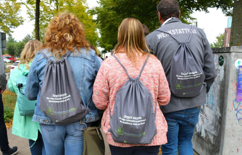 Teilnehmer:innen auf dem Weg zur Kongresshalle in Lübeck.