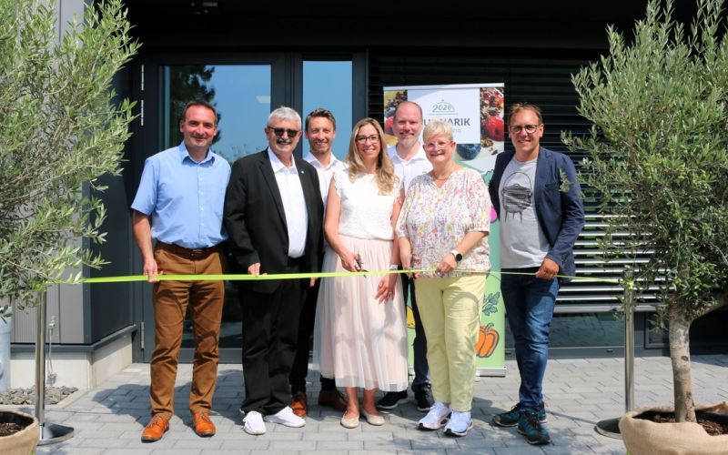 Beim Durchschneiden des Bandes (von links): Markus Betz, Uwe Häuser, Artur Kusai, Stefanie Röder, Christian Litzinger, Mareike Meister und Christoph Rack.