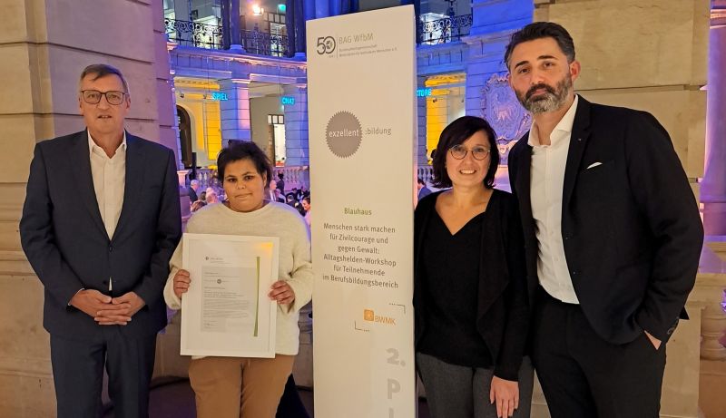 Freude bei der Preisverleihung in Berlin (von links): BWMK-Chef Martin Berg, Lirvana Lankes aus dem Berufsbildungsbereich, Blauhaus-Leiterin Angelique Kosian und Doğuş Albayrak vom Tuğçe-Albayrak-Verein.