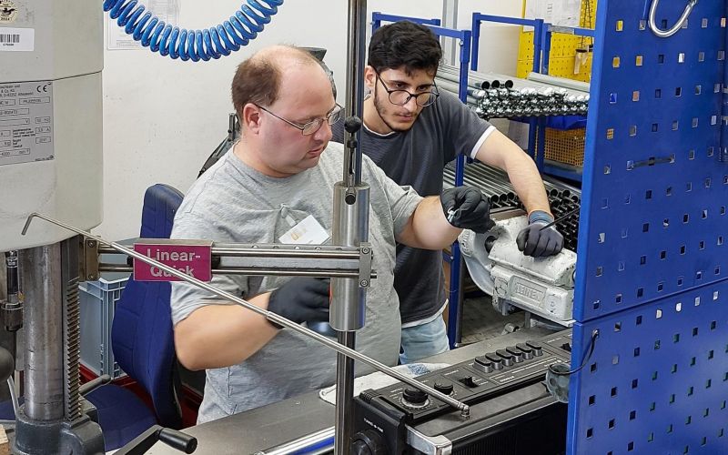 Einblicke in die Arbeitswelt des jeweils anderen: Die Aufnahme entstand beim Schichtwechsel 2024.