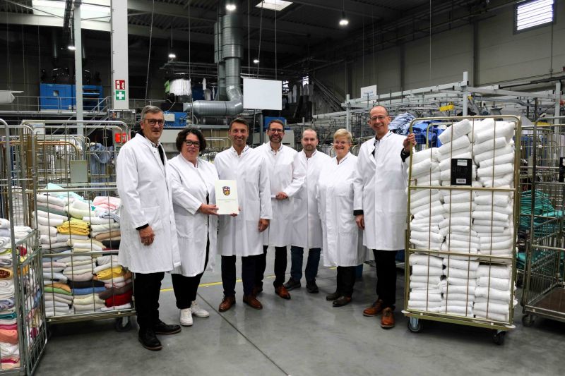 Bei der Bescheid-Übergabe (von links): Martin Berg, Susanne Simmler, Artur Kusai, Thorsten Stolz, Sven Bergfeld, Mareike Meister und Dr. Christoph Heim.