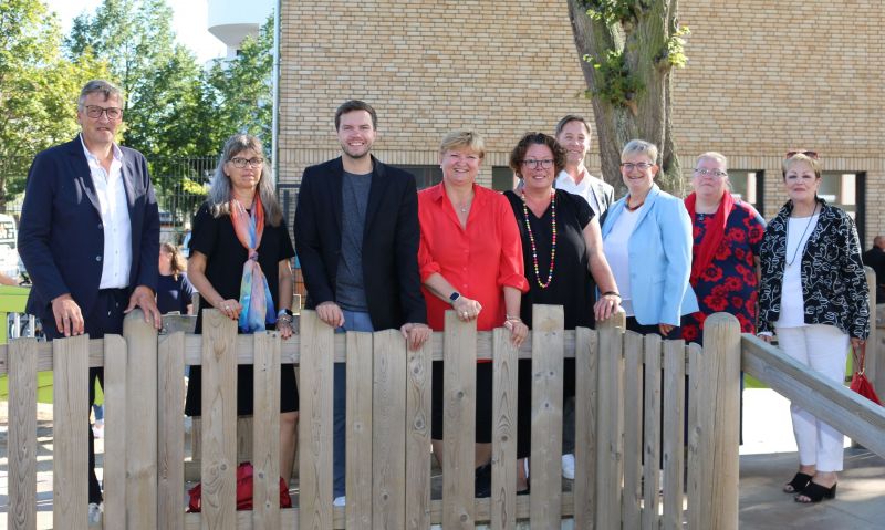 Zehn Jahre Sophie-Scholl-Schule: Die Gäste freuen sich über das Jubiläum.