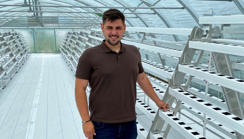 Julius Fink, Betriebsleiter von Grün&Grün, im neuen Folientunnel, in dem künftig Gemüse, Salate und Kräuter gedeihen werden.
