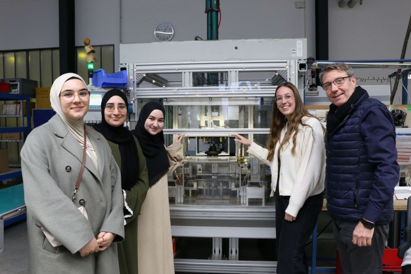 Suna Bölge, Hümeyra Oruç, Birgül Özdemir, Annika Weber und Michael Bothar (von links) in den Steinheimer Werkstätten