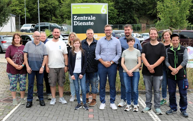 Hanaus künftiger Oberbürgermeister Dr. Maximilian Bieri (Sechster von rechts) informierte sich über die Arbeit des Werkstattrats des BWMK.