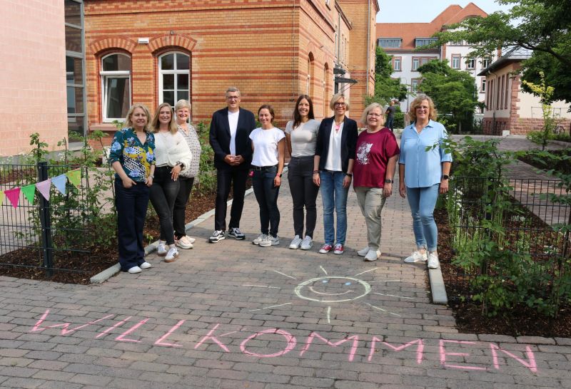 Neue Kia Sophie-Scholl eröffnet: Kita- und Lehrkräfte sowie Geschäftsleitung stehen zur Begrüßung bereit.
