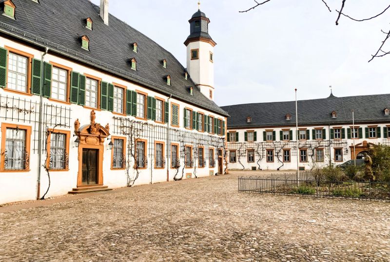 In der ehemaligen Benediktinerabtei in Seligenstadt befindet sich das Regio-Museum und das Klostercafé.