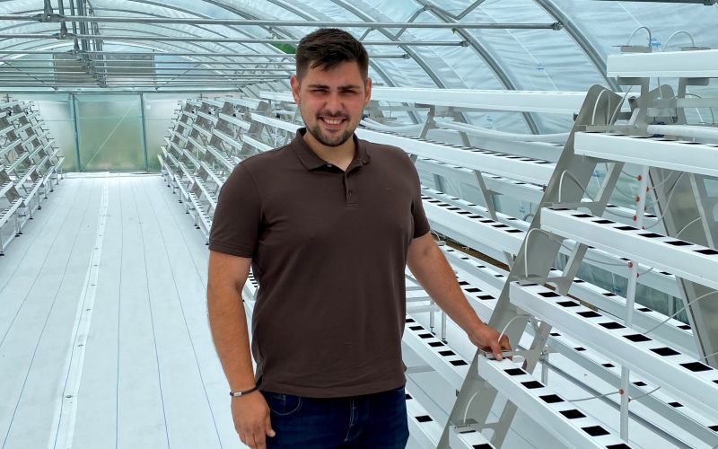 Julius Fink, Betriebsleiter von Grün&Grün, im neuen Folientunnel, in dem künftig Gemüse, Salate und Kräuter gedeihen werden.