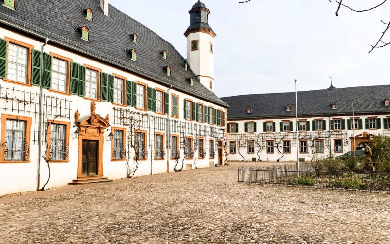 In der ehemaligen Benediktinerabtei in Seligenstadt befindet sich das Regio-Museum und das Klostercafé.