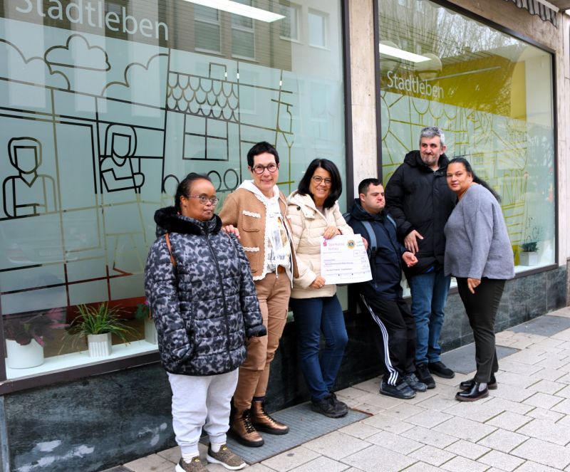 Die Aktiven im "Stadtleben" des BWMK freuen sich über die Spende.