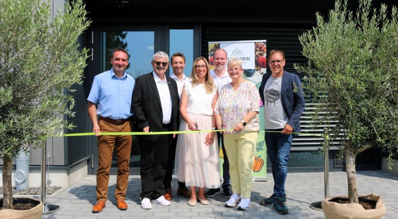 Beim Durchschneiden des Bandes (von links): Markus Betz, Uwe Häuser, Artur Kusai, Stefanie Röder, Christian Litzinger, Mareike Meister und Christoph Rack.