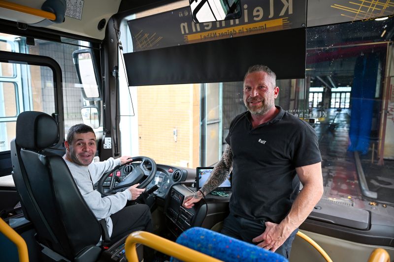 Dominik Troschka erlebte einen spannenden Tag bei der Hanauer Straßenbahn GmbH. Foto: Moritz Göbel