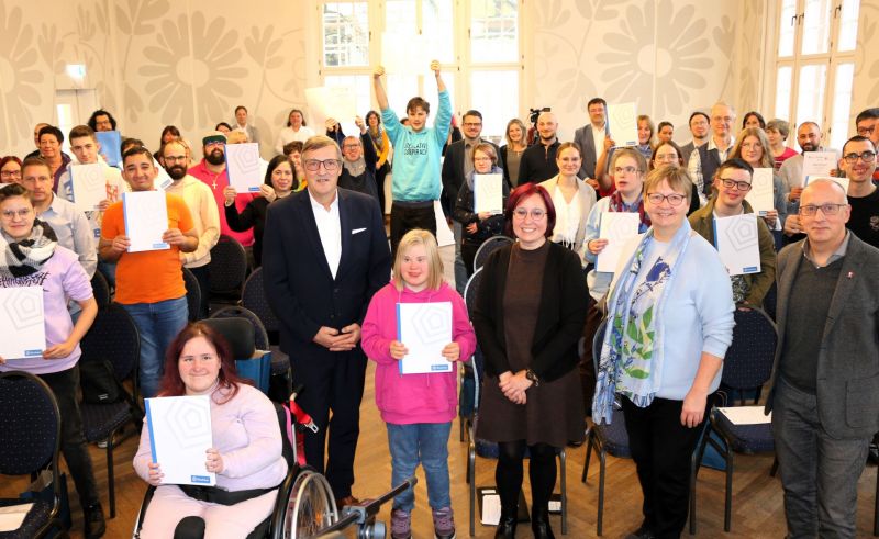 Die Absolvent:innen des Berufsbildungsbereichs freuen sich über ihre Zertifikate.