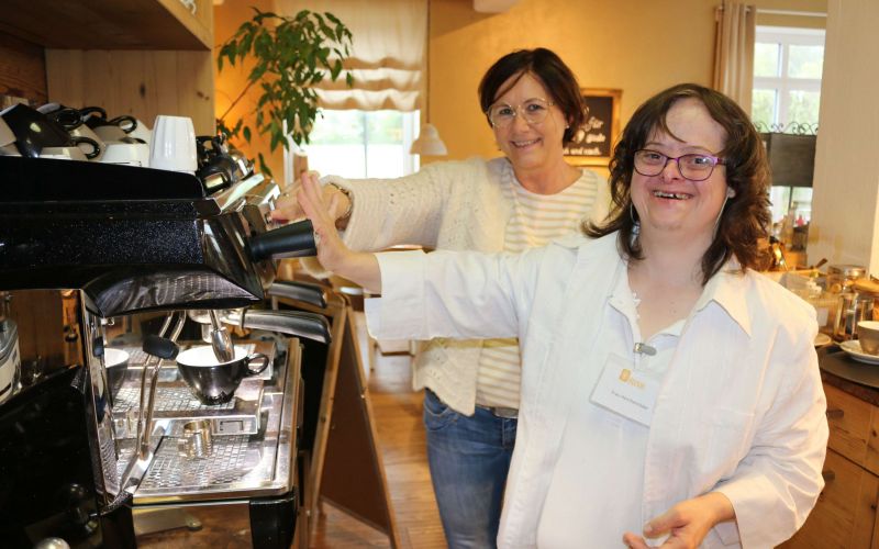 Praktikum in Babsis Café: Elisabeth Herchenröder und Inhaberin Barbara Raab.