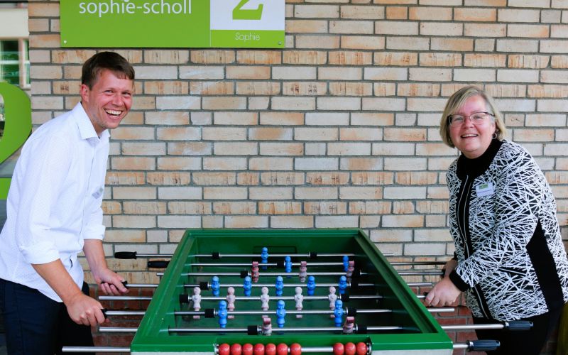 In Aktion: Schulleiterin Marion Kreile-Deysenroth und Lehrer Kurt-Johannes Henkel.