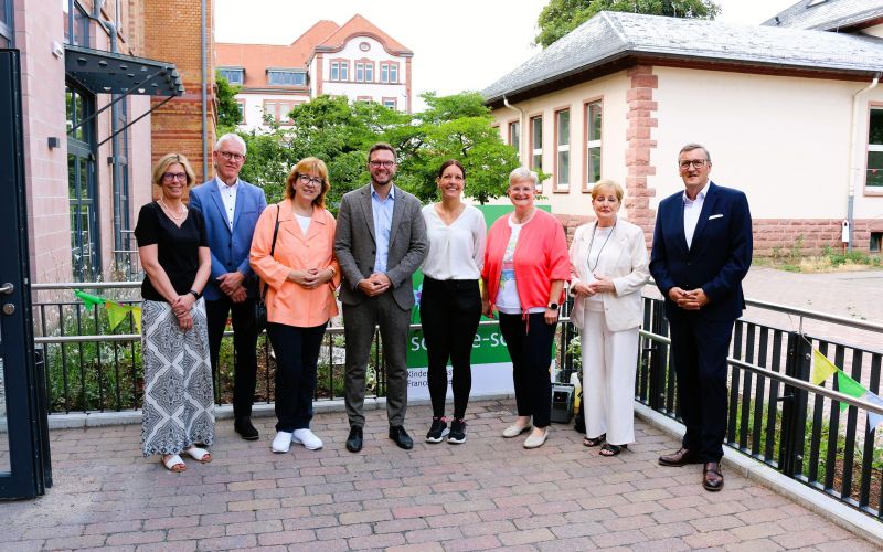 Freuen sich über die Einweihung (von links): Stefanie Eckhardt, Joachim Hild, Rosemarie Thiel, Dr. Maximilian Bieri, Corinna Herzog, Mareike Meister, Beate Funck und Martin Berg.