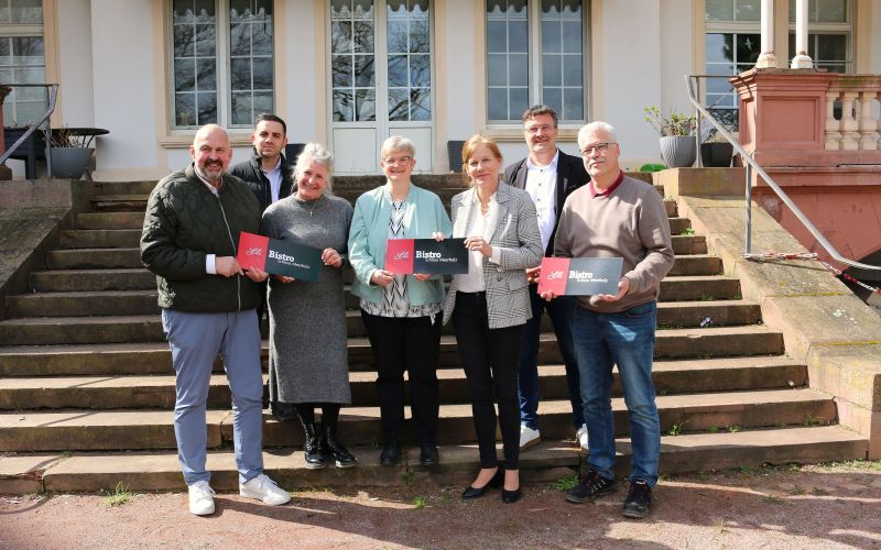 Freuen sich auf das Bistro im Schloss (von links): Holger Hothum, Ahmet Gül, Andrea Behrens, Mareike Meister, Clarissa Graz, Sascha Schüßler und Roger Schmidt.