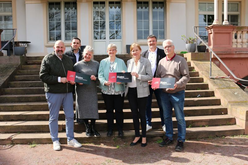 Freuen sich auf das Bistro im Schloss (von links): Holger Hothum, Ahmet Gül, Andrea Behrens, Mareike Meister, Clarissa Graz, Sascha Schüßler und Roger Schmidt.