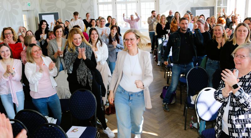 Schwungvoller Fachtag: Referentin Agnes Tausch gab Tipps zum Umgang mit herausforderndem Verhalten von Kindern.