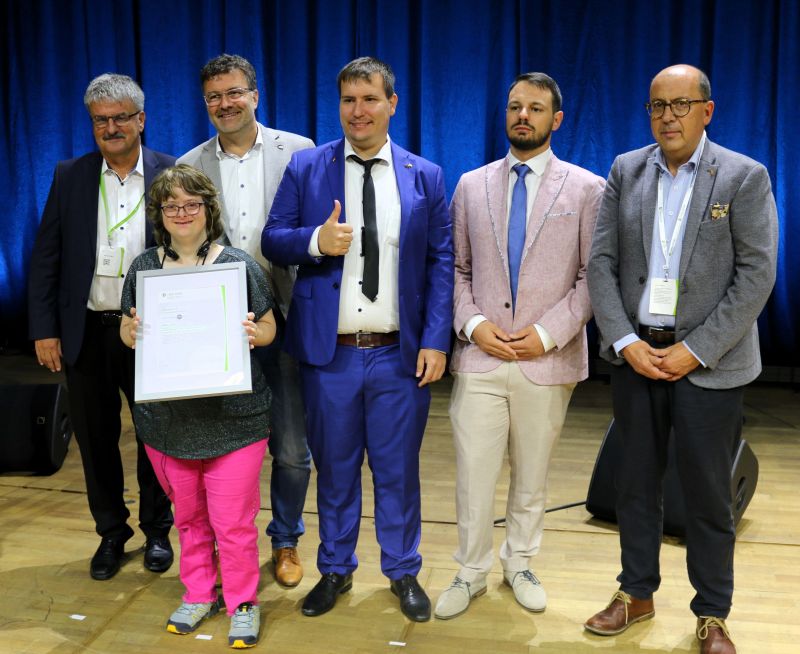 Freude über den zweiten Platz beim exzellent-Preis 2024, der in Lübeck verliehen wurde.