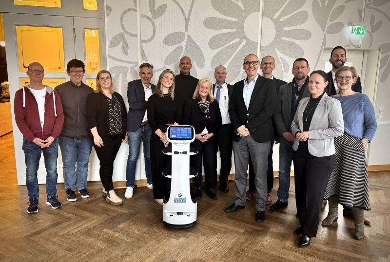Ein Service-Roboter unterstützt das Café-Team im Brockenhaus Hanau.