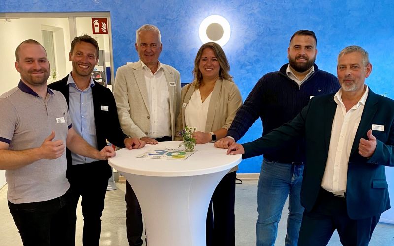 Freuen sich über einen gelungenen Auftakt im Wächtersbach: Die Heinzelmännchen als Gastgeber, sowie IHK Hanau-Gelnhausen-Schlüchtern und der örtliche Gewerbeverein als Organisatoren des Gewerbeforums.