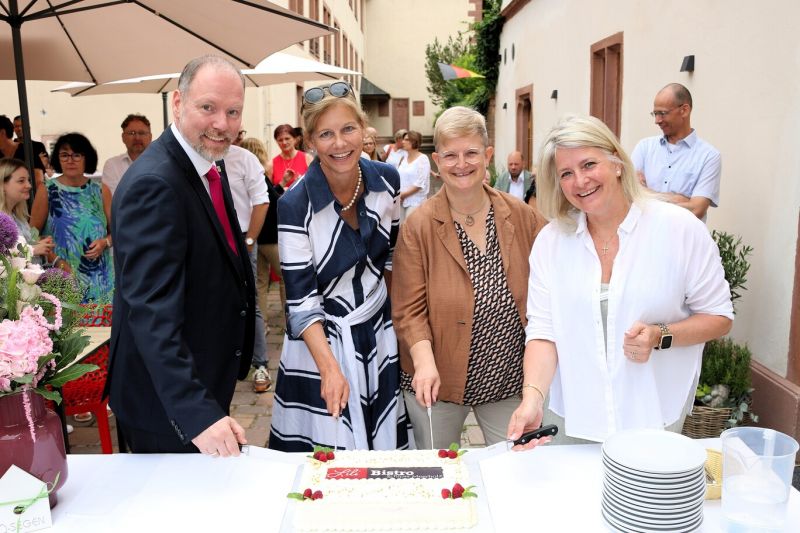 Beim Tortenanschnitt (von links): Christian Litzinger, Clarissa Graz, Mareike Meister und Andrea Behrens.