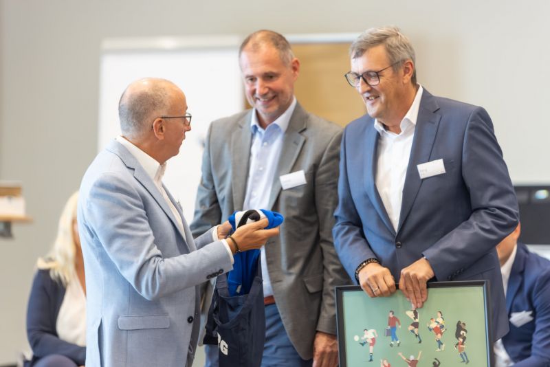 Christoph Hille und Christian Dreiss (von links) von der Landesarbeitsgemeinschaft Werkstätten für behinderte Menschen verabschiedeten Martin Berg nach 25 Jahren Vorstandsarbeit. Foto: Sven Langer