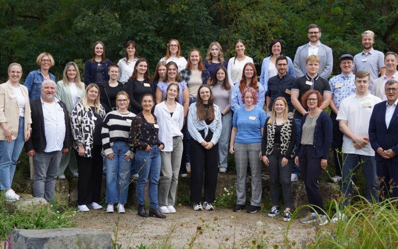 Das BWMK-Team freut sich über die Nachwuchskräfte, die ihre Ausbildung oder ein duales Studium im Sozialunternehmen beginnen.