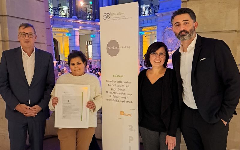 Freude bei der Preisverleihung in Berlin (von links): BWMK-Chef Martin Berg, Lirvana Lankes aus dem Berufsbildungsbereich, Blauhaus-Leiterin Angelique Kosian und Doğuş Albayrak vom Tuğçe-Albayrak-Verein.