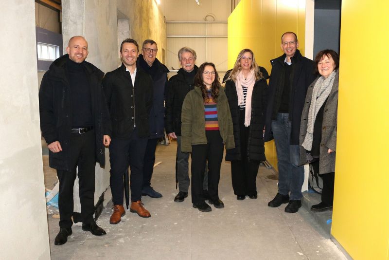 In der Baustelle der Zentralküche (von links)_Dominik Brasch, Artur Kusai, Martin Berg, Thomas Dickert, Charlina Babylon, Stefanie Röder, Dr. Christoph Heim und Sabine Jennert.