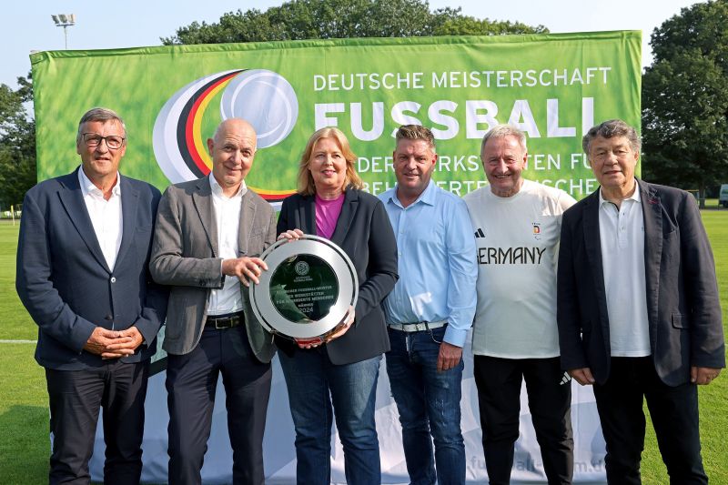 Bärbel Bas (Dritte von links) und Otto Rehhagel (rechts) gehörten zu den Ehrengästen.