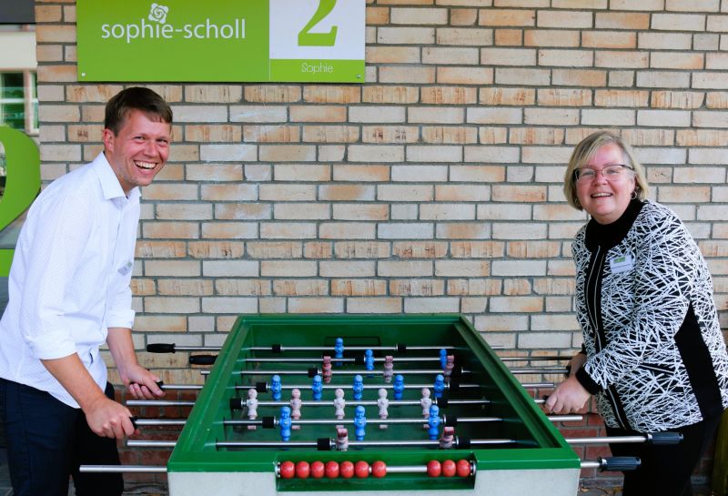 In Aktion: Schulleiterin Marion Kreile-Deysenroth und Lehrer Kurt-Johannes Henkel.
